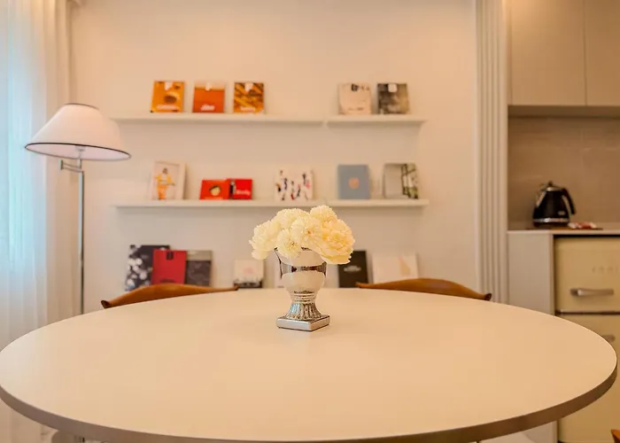5-minute Walk To Cheongdam Station,close To Gangnam And Coex, Accommodates 5 People,20 Minutes To Itaewon *