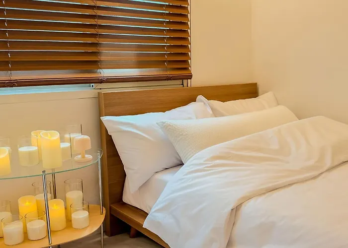 5-minute Walk To Cheongdam Station,close To Gangnam And Coex, Accommodates 5 People,20 Minutes To Itaewon *