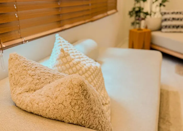 5-minute Walk To Cheongdam Station,close To Gangnam And Coex, Accommodates 5 People,20 Minutes To Itaewon