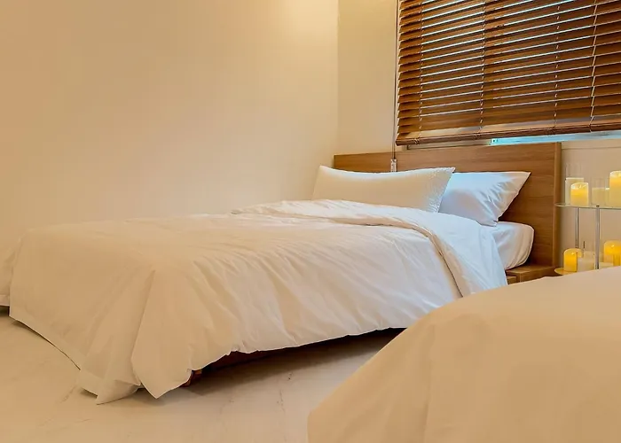 5-minute Walk To Cheongdam Station,close To Gangnam And Coex, Accommodates 5 People,20 Minutes To Itaewon *