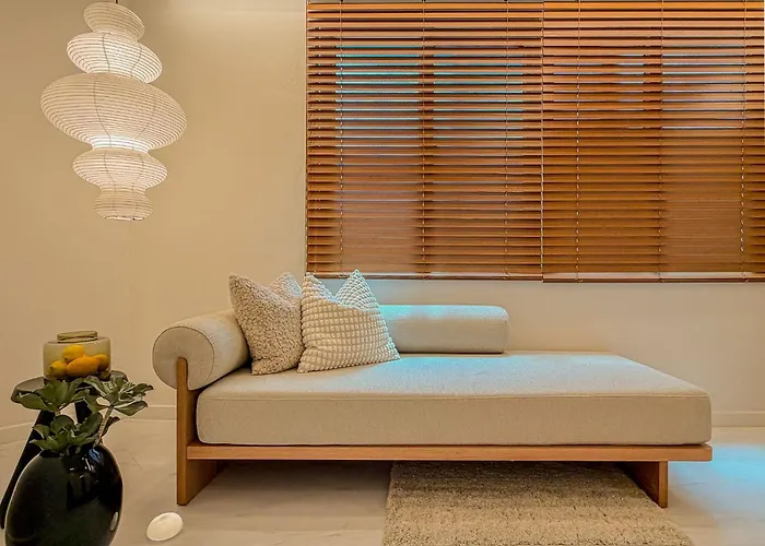 5-minute Walk To Cheongdam Station,close To Gangnam And Coex, Accommodates 5 People,20 Minutes To Itaewon