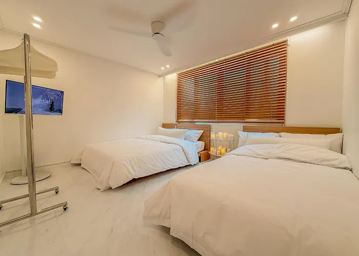 5-minute Walk To Cheongdam Station,close To Gangnam And Coex, Accommodates 5 People,20 Minutes To Itaewon