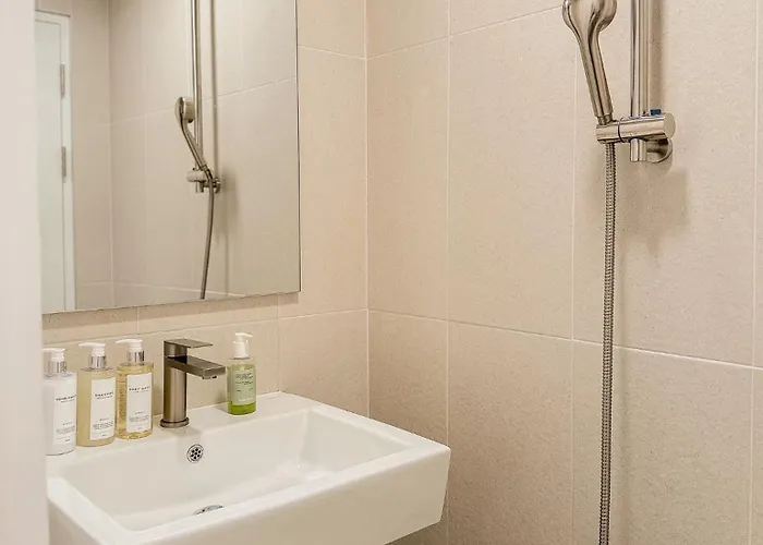 5-minute Walk To Cheongdam Station,close To Gangnam And Coex, Accommodates 5 People,20 Minutes To Itaewon アパート